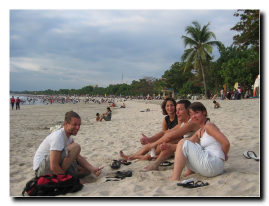 14 Kuta Beach und Menschenmassen